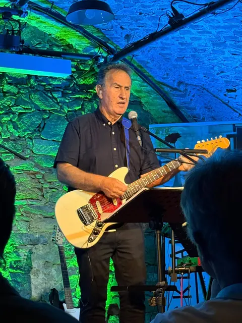Der 72-jährige Eduard Reininger überzeugte mit Gitarre und markanter Stimme. | Foto: Privat