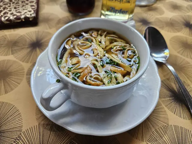 Kräftige Rindsuppe mit hausgemachten Frittaten – klassisch zubereitet und geschmacklich überzeugend.