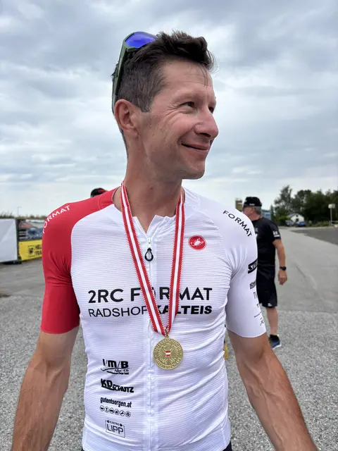 Freude über die Goldmedaille. | Foto: 2RC Format Radshop Kalteis