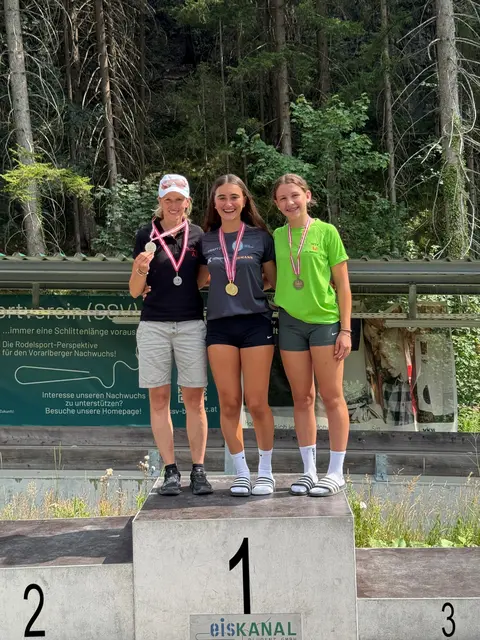 Emma Ruetz gewinnt sowohl bei den Damen als auch bei den Juniorinnen des Österreichischen Meistertitel. Im Bild Melanie Frischmann (2.), Emma Ruetz (1.) und Valentina Grasch (3.) v.l. | Foto: Ruetz