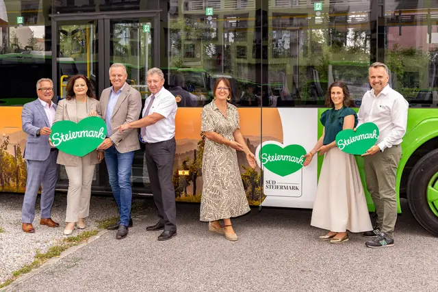 Peter Gspaltl vom Verkehrsverbund Steiermark, LR Claudia Holzer, LH Mario Kunasek, ein RegioBus-Lenker mit Nicole Reiterer, Brigitte Kügerl und Michael Feiertag vom Tourismusverband.