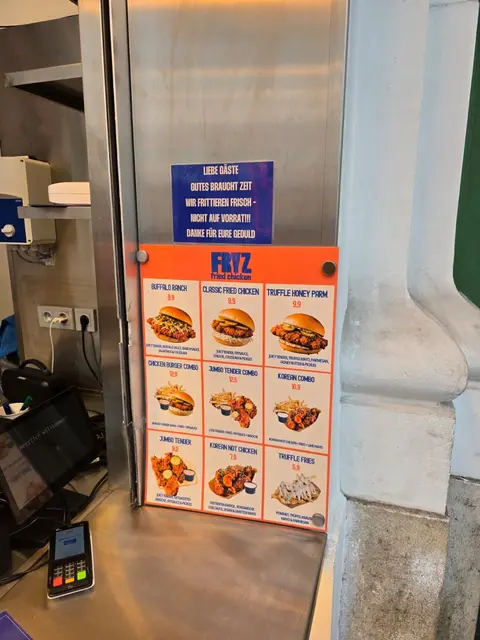 Ein Schild über der Speisekarte weist darauf hin, dass man sich hier schon mal auf längere Wartezeiten gefasst machen muss. Dem Geschmack tut das jedoch keinen Abbruch.  | Foto: Ipirotis/MeinBezirk