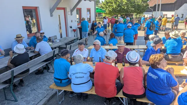 Die Wanderer wählten zwischen drei Strecken mit vier, sechs oder neun Kilometern Länge, die durch den Lindetwald, über den Oberraderberg und zu verborgenen Winkeln der Gemeinde führten.  | Foto: SB St. Marienkirchen/Schärding