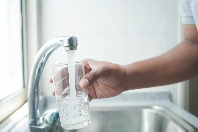 An heißen Tagen im Sommer sollte man genug trinken. | Foto: Smarterpix/towfiq007