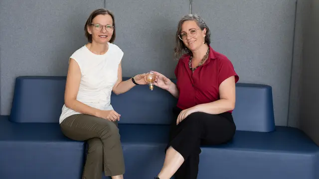 v.l. Gerda Füricht-Fiegl mit Verena Liszt-Rohlf | Foto: Hochschule Burgenland 