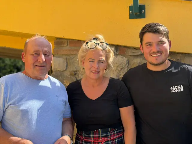 Am Hof der Familie Jakopitsch in Köttmannsdorf packen zwei Generationen kräftig an. | Foto: Privat