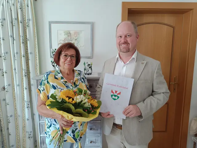 Judith Schober (80. Geburtstag) mit Bürgermeister Michael Nistl (ÖVP). | Foto: Gemeinde Katzelsdorf