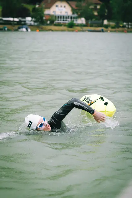 Der geringe Wasserstand macht dem Extremsportler stellenweise zu schaffen. | Foto: yfood
