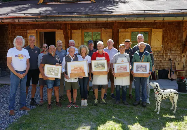 Als Zeichen der Wertschätzung erhielt jede Helferin und jeder Helfer ein von Peppi Spiss gemaltes Bild der SCA-Hütte.  | Foto: Paul Schranz