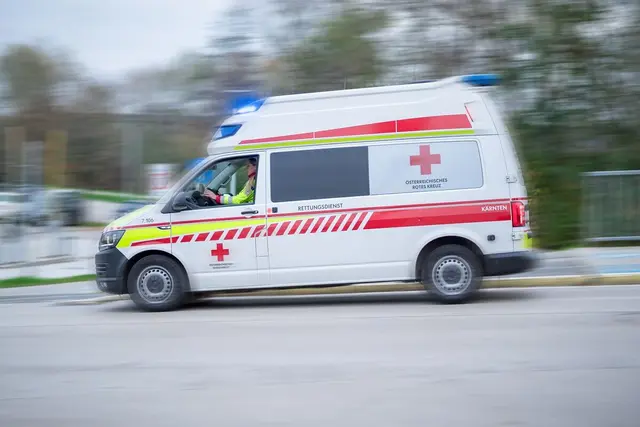Der 55-Jährige wurde von der Rettung ins Krankenhaus gebracht. (Symbolfoto) | Foto: Bernhard Knaus