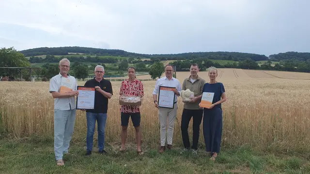 Michael Doppler von Aurum Fungi; Biosphärenpark-Direktor Andreas Weiß; Gernot Reisenthaler vom Auberghof, Bürgermeister der Gemeinde Judenau-Baumgarten, Georg Hagl; und Thomas Huber und Isabella Köhler von der pilz∙manufaktur (v.l.); bei der Urkundenübergabe am Betriebsgelände. | Foto: BPWW/N. Kovacs