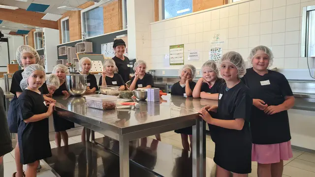 Die Kinder beim gemeinsamen Backen