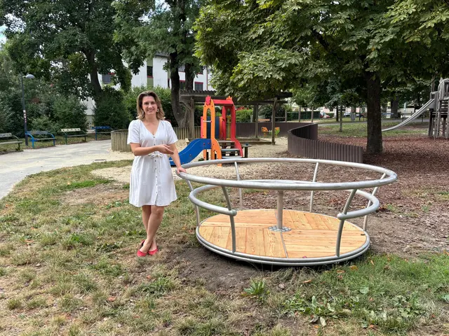 Bezirksvorsteherin Johanna Zinkl (ÖVP) vor dem neuen Karussell im Streckerpark. | Foto: BV 13
