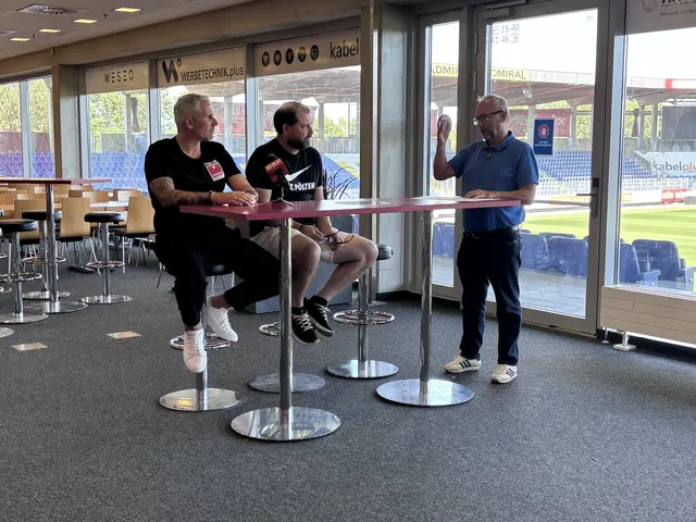 Trainer Cem Sekerlioglu, Frauen-Trainer Laurent Fassotte und Pressesprecher Gerhard Weber bei der Pressekonferenz in der NV-Arena. | Foto: Tanja Handlfinger