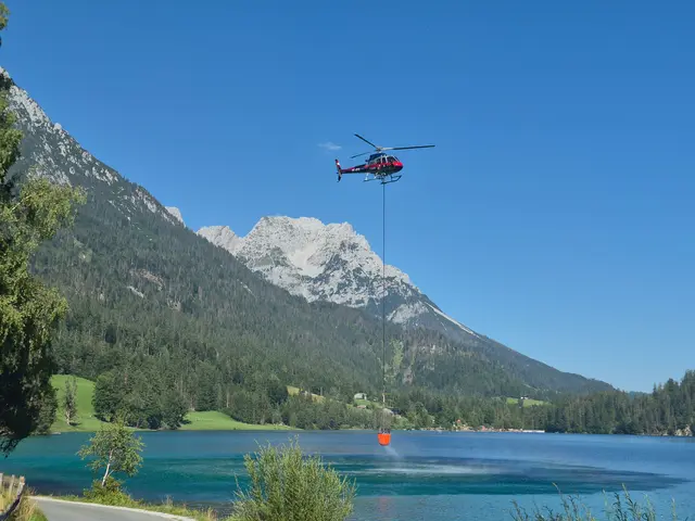 Mehrere Hubschrauber unterstützen die Einsatzkräfte bei der Bekämpfung des Waldbrandes. | Foto: ZOOM.TIROL