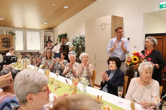 Bgm. Christian Härting bedankte sich bei GV Silvia Schallter mit einem Blumenstrauß für ihren unermüdlichen Einsatz für das Telfer Wohnzimmer. | Foto: MG Telfs/Hackl