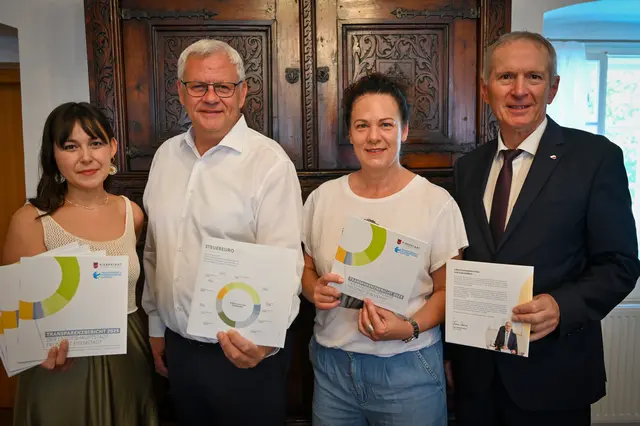 Bürgermeister Thomas Steiner mit Grünen-Klubobfrau Samara Sánches Pöll (l.), 2. Vizebürgermeisterin Charlotte Thoth-Kanyak und Finanzstadtrat Michael Freismuth (r.) | Foto: Eisenstadt
