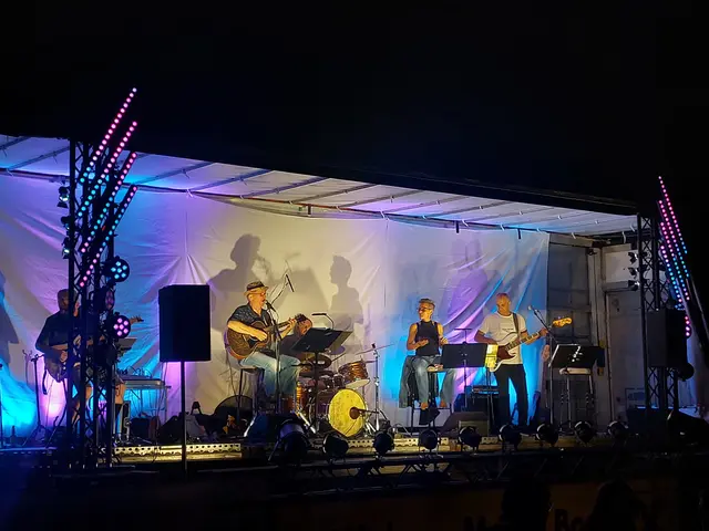 Die Band sorgte mit Klassikern, Dialektmusik und eigenen Liedern für beste Stimmung am Sportgelände. | Foto: Markus Kahrer