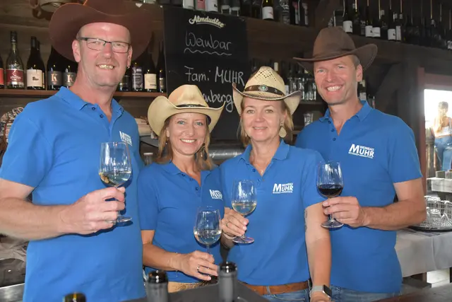 Weinbau Muhr (Norbert Muhr, Manuela Muhr, Monika Muhr-Steier und Wolfgang Muhr) schenkte diesmal Topweine aus Burg und vom Eisenberg aus. | Foto: MeinBezirk/Michael Strini