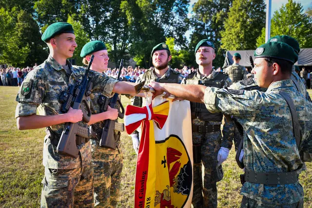 Stellvertretend legten vier Rekruten aus dem Bezirk Güssing ihr Gelöbnis direkt auf das Feldzeichen des Jägerbataillons 19 ab. | Foto: Jägerbataillon 19