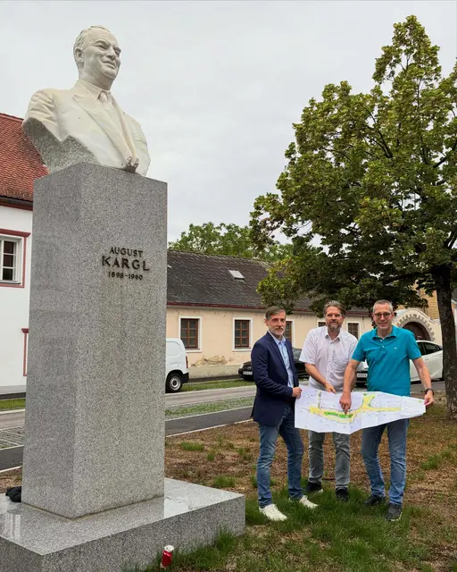 Prokurist Gernot Vock vom Planungsbüro Heninger, Rainer Rabl, Leiter der technischen Infrastruktur und Stadtrat Stefan Nastl vor dem Kargl-Denkmal am neu gestalteten Franziskanerplatz. | Foto: Stadtgemeinde Langenlois