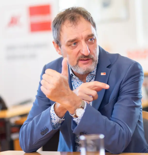 AK-Präsident Gerhard Michalitsch erinnert an die Fürsorgepflicht der Arbeitgeber und fordert wirksame Maßnahmen zum Schutz der Beschäftigten bei Hitze. | Foto: AK Burgenland
