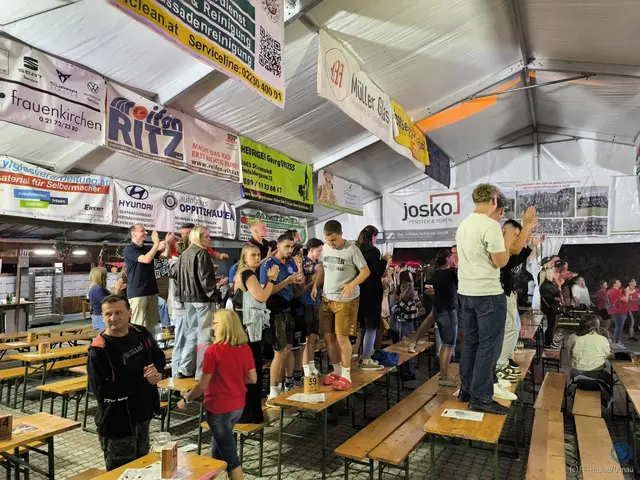 Tolle Stimmung: Die Feierlaunigen tanzten auf den Tischen. | Foto: FF Haslau/Donau