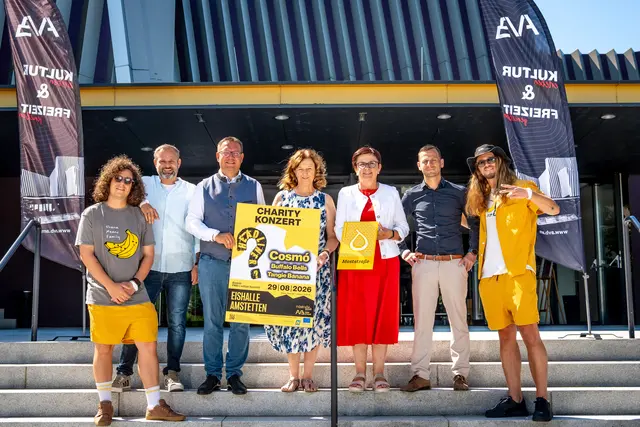 Charity-Konzert für einen guten Zweck: Philip Filipov (Tangie Banana), Christoph Heigl (Geschäftsführer AVB Kultur &amp; Freizeit GmbH), Bürgermeister Christian Haberhauer, Brigitte Bartmann (Präsidentin Lions Club Neuhofen Wiege Österreichs), Moststraße Obfrau Bürgermeisterin Michaela Hinterholzer, Georg Trimmel (Geschäftsführer Tourismusverband Moststraße) und Jake Figl (Tangie Banana) | Foto: Cleanhill Studios/Moststraße