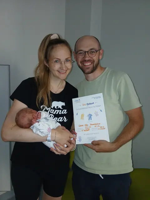 Die glücklichen Eltern Julia und Felix Schwarzlechner mit dem kleinen Gabriel. | Foto: UK St. Pölten