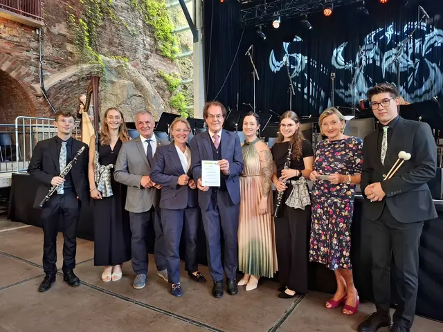 Hans Roth (Bildmitte) mit Saubermacher-Vorstand Eva Naux, Blasmusikverband-Landesobmann Erich Riegler und Mitgliedern des Jugendblasorchesters | Foto: Saubermacher
