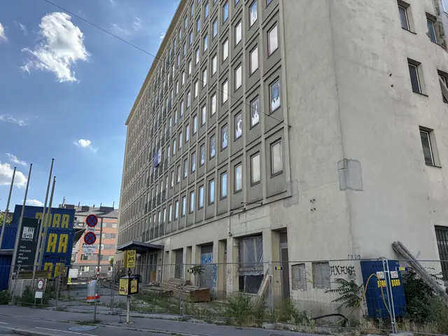 Am Höchstädtplatz 3 passiert seit Jahren nichts mehr. Der graue Turm war das Bürogebäude, der rote Nebentrakt die Druckerhalle. | Foto: Michael Marbacher/MeinBezirk