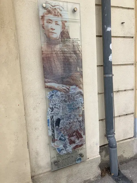 Minna Antova, Zeit.Fenster, Bertha von Suttner am Rainerring 9 | Foto: Stockmann