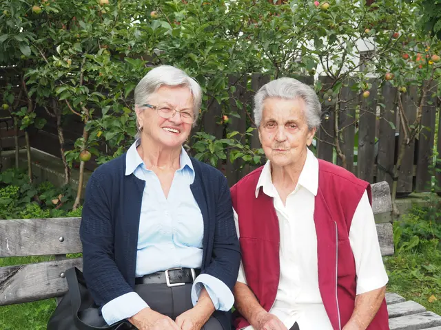 Die Schwestern Mathilde Gusenbauer (l.) und Hermine Weberberger gestalten in Weitersfelden gesanglich die Wochentagsgottesdienste und viele Sonntagsmessen. | Foto: Ludwig Riepl