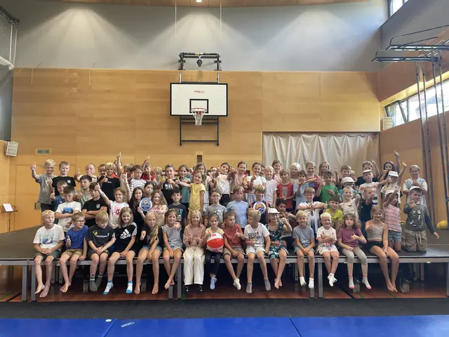 Acht Schülerinnen und Schüler der Volksschule Brunnenthal erhielten den Frühschwimmer, 32 schafften den Freischwimmer und zehn Kinder erreichten sogar das Fahrtenschwimmerabzeichen.  | Foto: VS Brunnenthal