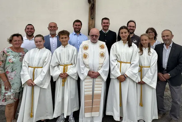 Pfarrfest in Sallingstadt: Mesnerin Karin Böhm, Organist Markus Stundner, Felice Berger, Bürgermeister Josef Schaden, Tobias Hölzl, Geschäftsführender Gemeinderat Andreas Holzmüller, P. Daniel Gärtner, Alexander Scheidl, Lara Hölzl, Christopher Edelmaier, Astrid Krecek, Roswitha Oberbauer und Walter Gretz. | Foto: Marktgemeinde Sallingstadt