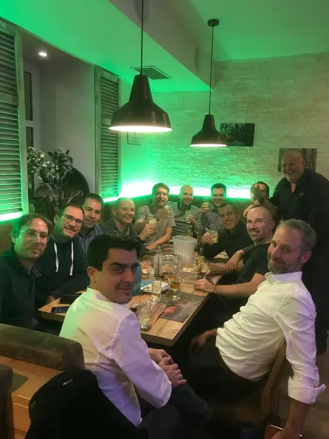 In aller Freundschaft: Der Herrentraditionsclub, dem Korneuburgs Bürgermeister Christian Gepp angehört, besteht seit 25 Jahren.  | Foto: HTC