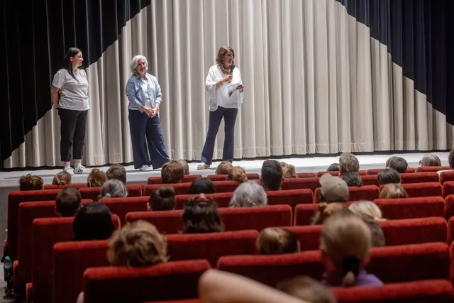 Mit einem vollen Haus feierte das Sommerkino des Teams Vielfalt seinen Auftakt. Aufgrund der Regenfälle musste die ursprünglich im Glanspitz-Park geplante Open-Air-Vorführung kurzfristig ins Filmkulturzentrum "Das Kino" verlegt werden.  | Foto: Stadt Salzburg/Wildbild/Doris Wild