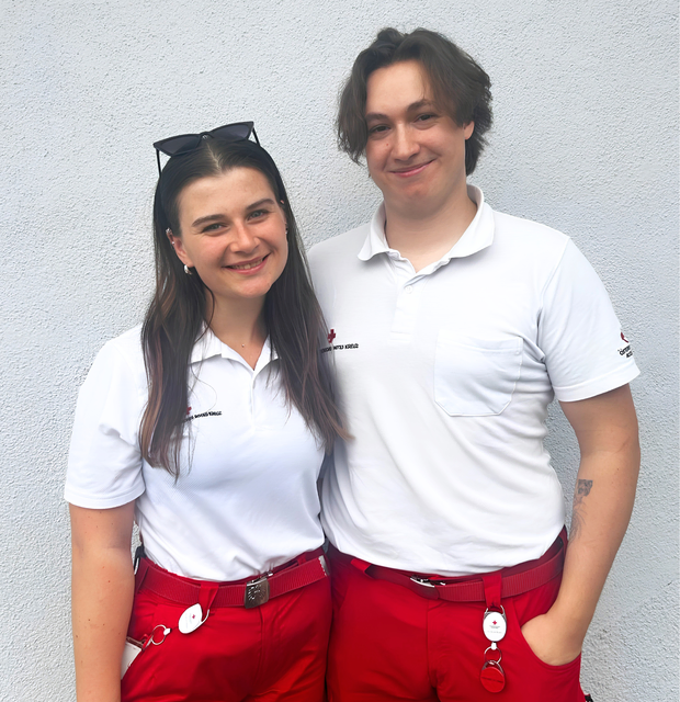 Jasmin Brunner und Dominik Pürstinger sind Freiwillige beim Roten Kreuz in Seewalchen. 
 | Foto: OÖRK/BST Vöcklabruck