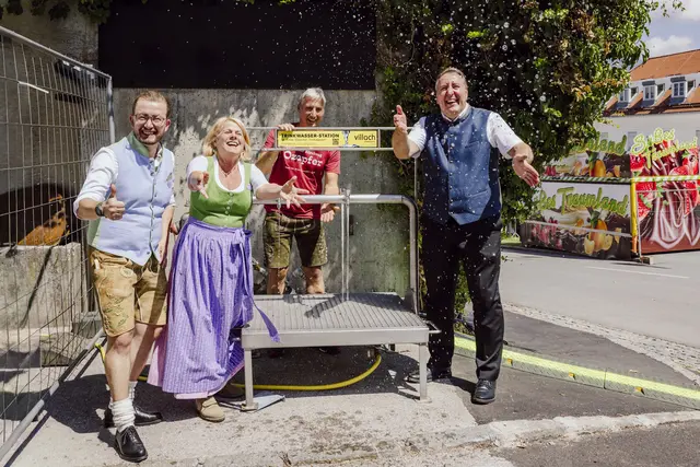 Zusätzliche Trinkwasserstationen am Kirchtagsgelände aufgestellt. Von links: Stadtmarketing-Geschäftsführer Pierre Bechler, Kirchtagsobfrau Gerda Sandriesser, Markus Zojer vom städtischen Wasserwerk und Wasserreferent Stadtrat Erwin Baumann. | Foto: Stadt Villach