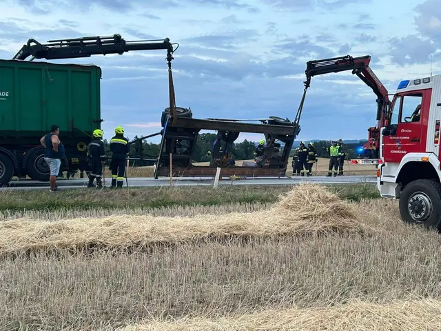 Der Anhänger wurde mittels zweier Kräne geborgen. | Foto: FF Vitis