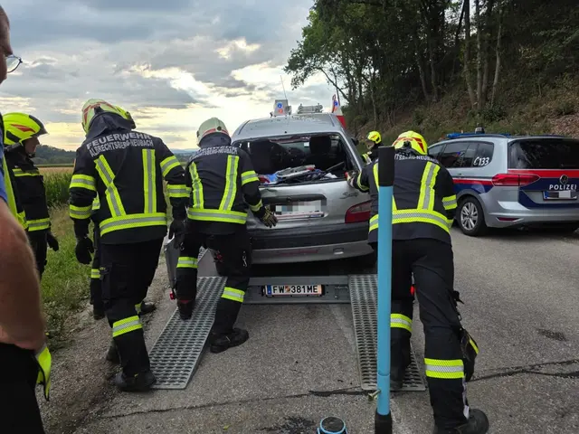 Wegen eines unter Spannung stehenden Stromverteilers konnte die Bergung erst verzögert beginnen.
 | Foto: DOKU-NÖ