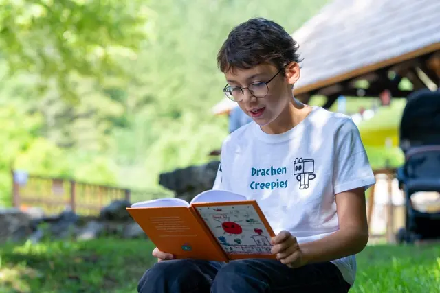 Ein besonderes Highlight des Jubiläumsfestes: Jungautor Lukas Theuretsbacher begeisterte mit einer Lesung aus seinem neuesten „Drachencreepis“-Band. | Foto: fotogruber & Naturpark NÖ Eisenwurzen