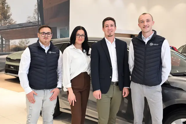 Christian Gabl (3. v. l.) und sein Škoda Team bei Porsche Wels: Alexander Stancic, Vanessa Kudlacek und Noel Entner (v. l.) setzen auf persönliche Beratung und Begeisterung für die Marke Škoda. | Foto: Porsche Wels