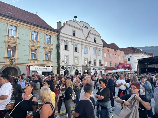 Die Besucherinnen und Besucher genossen den Sommerabend voller Austropop und Schlager. | Foto: MeinBezirk/Astrid Moder