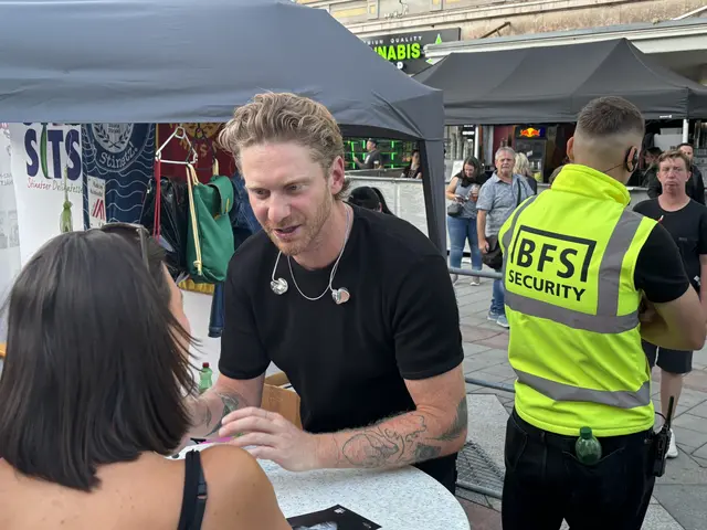 Support-Act Lucas Fendrich überzeugte mit Hits wie "Montag" und mischte sich im Anschluss an seinen Auftritt unter die Fans.  | Foto: MeinBezirk/Astrid Moder