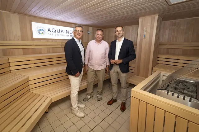 ÖVP-Klubobmann Wolfgang Horvath, Aqua Nova-Betriebsleiter Markus Kopecky und FPÖ-Stadtrat Kevin Pfann in einer der sanierten Saunakammern. | Foto: Stadt Wiener Neustadt/Weller