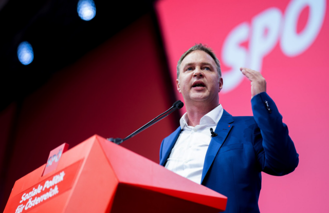 Medienminister Andreas Babler (SPÖ) will die Zustellung von kostenlosen Printmedien nicht mehr fördern. Das stößt auf Kritik. | Foto: GEORG HOCHMUTH/APA/picturedesk.com