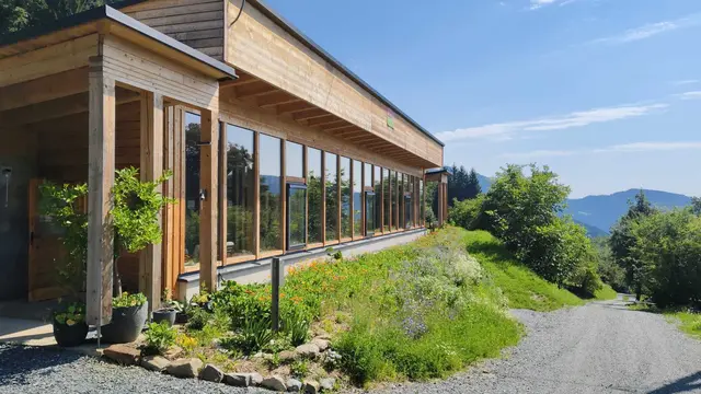 Das Earthship wird zum Marktplatz der Ideen. | Foto: Permakulturlabor Peintnerhof