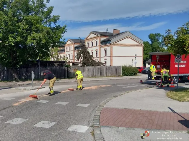 Die Freiwillige Feuerwehr Felixdorf und die Freiwillige Feuerwehr Matzendorf wurden zu einer großflächigen Ölspur alarmiert. Die Verunreinigung erstreckte sich über eine Länge von rund 2,6 Kilometern. | Foto: FF Felixdorf