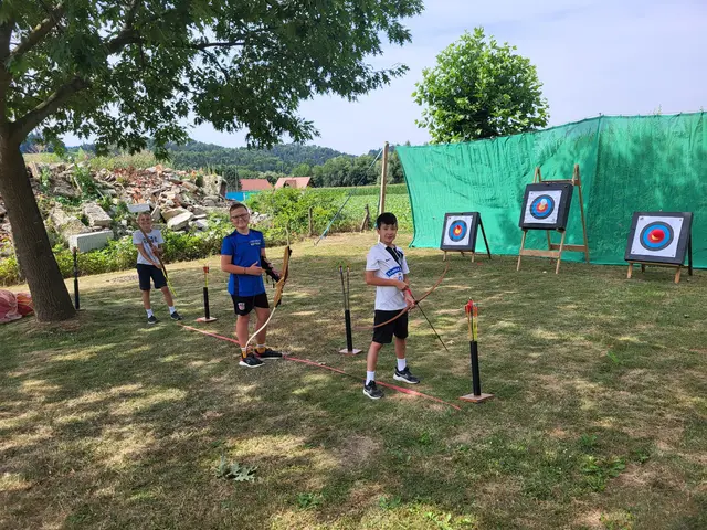 Action pur: Die Kinder beim Bogenschießen